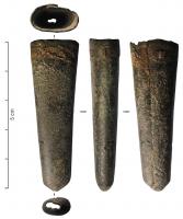 BOF-8005 - Bouterolle allongéebronzeFeuille de cuivre repliée sur elle-même pour former un étui étroit et allongé, dont l'entrée est droite et la base plus ou moins bien refermée par martelage ; absence de terminaison à la base ; au sommet, trou pour la fixation sur le fourreau.