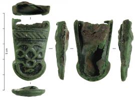 BOF-9001 - Bouterolle de fourreau d'épéebronzeBouterolle de fourreau d'épée de forme trapézoïdale ; base en demi-cercle munie d'un bouton ; deux appendices latéraux en partie supérieure ; décor mouluré comprenant un bandeau de traits obliques en haut, et une composition de cercles. 
