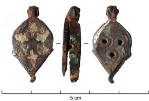 BTS-4033 - Boîte à sceau en forme de gouttebronzeBoîte à sceau en forme de goutte, dont le couvercle étamé est creusé d'un motif rayonnant formé de 6 logettes crénelées, émaillées (parfois autour d'un point central émaillé). Sous les fond, 3 perforations cerclées.