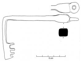 CLE-4121 - Clé à translationferClé forgée, à tige très simple, sommet parfois épaissi et de section carrée ; anneau de suspension ;  la tige se déporte à angle droit avant de former, plus ou moins loin de la tige, un panneton denté en direction de l'extrémité proximale.