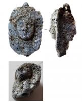 EPG-3007 - Epingle à tête mouléeverreEpingle (bronze) à tête moulée en verre bleu clair, biface, représentant de chaque côté un visage ; perforation à la base pour le montage sur la tige métallique.