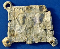 ESP-7013 - Enseigne de pèlerinage : saint Pierre et saint PaulplombSaint Pierre et saint Paul de face, nimbés, le premier tenant la croix épiscopale; autour, legende + SIGNA APOSTOLORVM PETRI ET PAVLI; quatre anneaux de fixation aux angles.