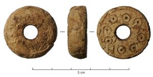 FUS-5001 - Fusaïole décoréebois de cerfFusaïole en calotte de sphère, la face plane ornée de cercles concentriques ou cercles oculés. Sur cette même face plane, l'ouverture centrale peut être bordée d'un bourrelet.