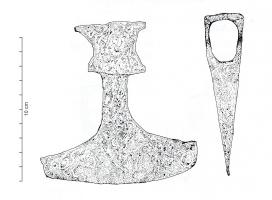 HCA-5010 - Hache d'arme à tranchant symétriqueferHache d'arme à tranchant symétrique, œil sommital de forme rectangulaire avec angles arrondis et absence d'ergots sur le dos du tranchant. 
Élargissement aux deux extrémités de l’œil. 