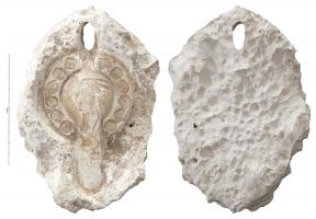 MOU-4034 - Moule : lampe de type Hayes II, bouquetinplâtreMatrice supérieure d'un moule de plâtre pour la fabrication d'une lampe africaine de type Hayes II. Plâtre très fin pour le contact avec l'argile et plus grossier pour l'extérieur. Décor : Bouquetin de profil à gauche (dans le moule) courant verticalement sur le disque.