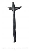 MRR-4059 - Miroir Lloyd-Morgan Group Na : Manche à balustrebronzeManche de miroir à balustre. Deux appendices latéraux permettent la fixation par brasure au bord du disque du miroir. Ce dispositif est complété par un troisième support vertical, soudé au dos du miroir. Les renflements sont délimités par des anneaux moulurés ou par de légères incisions.