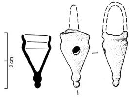 PDQ-3006 - Pendeloque carénéebronzePendeloque carénée, à profil conique, surmontée d'une anse en panier; profil rectiligne ou caréné, souvent creusé d'une gorge au sommet; à la base, un ou deux boutons allongés; présence assez fréquente d'une perforation au sommet de la panse, sur une face ou sur les deux; on rencontre aussi occasionnellement un décor de cercles oculés.