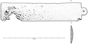 RGL-4006 - Règle à tenonosRègle rectangulaire en os, plate (une face rectiligne, l'autre légèrement bombée), comportant à une extrémité un appendice arrondi, percé ou non. Sur certains exemplaires, le contour du tenon peut être orné d'encoches.