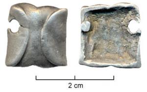 ACE-7011 - PailletteargentTPQ : 1300 - TAQ : 1600Petite applique à deux rivets, formée de deux plans obliques hémisphériques opposés.