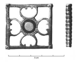 ACG-4002 - Applique de cingulum ajouréebronzeApplique quadrangulaire ajourée, ornée de quatre fines peltes autour d'un motif central ; quatre rivets de fixation dans les angles ; les arêtes étaient pourvues d'une gouttière perlée, rapportée.