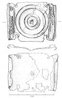 ACG-4008 - Plaque de cingulumbronzeApplique rectangulaire, sans charnière (simples tubes factices sur les côtés), percée aux angles de 4 trous pour rivets de fixation ; la face externe présentant un décor plat de cercles concentriques, avec élément central rapporté, ou alors un umbo embouti, entouré d'une couronne de motifs estampés ou incisés, guirlandes ou rosaces.