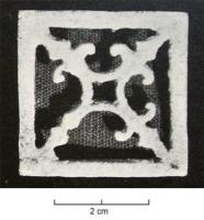 ACG-4026 - Applique de cingulumbronzeTPQ : 200 - TAQ : 300Applique de cingulum carrée dans laquelle s'inscrit un motif de quatre demi-croissants reliés aux coins de l'applique par des motifs de fer de lance.
