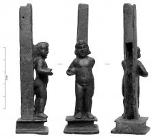 ACH-4003 - Applique de charbronzeApplique en forme de figurine sur un socle ouvert par dessous et souvent à l'arrière, où un pilier lisse ou orné de pampres sert de fond mais assure également la fixation du décor sur un montant vertical : Bacchus enfant, nu, coiffé d'un corymbe, tendant un fruit de la main droite.