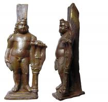 ACH-4008 - Applique de charbronzeApplique en forme de figurine sur un socle ouvert par dessous et souvent à l'arrière, où un pilier lisse ou orné de pampres sert de fond mais assure également la fixation du décor sur un montant vertical : Apollon citharède, sous la forme d'un très jeune enfant, nu et potelé, l'instrument posé à sa gauche sur une colonnette.