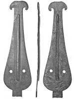 ACH-4009 - Applique en forme de lance de bénéficiairebronzeApplique en forme de lance de bénéficiaire, bien reconnaissable à sa hampe mince, interrompue d'une nododité, et surtout à la pointe foliacée, entaillée de chaque côté de la nervure centrale de deux fentes obliques.