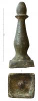 ACH-4014 - BalustrebronzeOrnement coulé, massif, en forme de balustre posé sur une base carrée; la face inférieure est creuse, avec la trace d'une tige de fer qui assurait une fixation sur un support en bois.