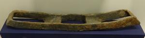 ACR-4004 - Contremarre d'ancreplombPièce d'assemblage d'ancre, destinée à maintenir l'angle et l'écartement des deux bras terminaux (marres) à la base d'une ancre composite en bois et plomb. L'objet compte trois fenêtres rectangulaires dans un cadre, correspondant à l'axe central (verge) et aux deux marres ou bras de la base de l'ancre. En plus de servir de renfort d'assemblage, comme le jas en plomb, cette pièce servait de lest à l'ossature en bois.
