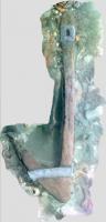 ACR-4005 - Ancre fluvialeboisAncre en bois à une seule patte, qui permettait de se hisser en rive.  Elle comporte deux pièces d’assemblage en plomb (contremarrre) : un collier pour le passage du jas ainsi que d'un sabot métallique à la pointe ; trou au sommet pour le cordage. 