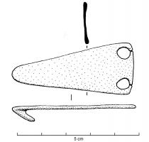 AGC-3012 - Agrafe de ceinturebronzeSimple plaque triangulaire allongée, pourvue d'un côté du crochet caractéristique de ces agrafes, percée de l'autre de deux trous permettant la fixation sur le cuir de la ceinture.