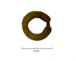 AGC-3021 - Anneau d'agrafe de ceinturebronzeAnneau coulé dans un moule bivalve (avec une face arrière plane), de section triangulaire aplatie, comportant une section rectiligne ou une encoche destinée à recevoir le crochet de la ceinture (forme générale en entrée de serrure). Fréquemment, décor de petits cercles estampés.