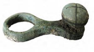 AGC-3043 - Anneau à boutonbronzeAnneau prolongé par un appendice latéral, d'où émerge un bouton aplati, disposé à angle droit.