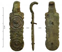 AGH-4003 - Agrafe de harnaisbronzeAgrafe de harnais dont la plaque antérieure est ornée de deux gros cercles concentriques de même diamètre, avec rivet central, encadrés de petits cercles oculés.