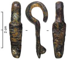 AGH-4013 - Agrafe de harnaisbronzeAgrafe de harnais massive, formant un robuste crochet prolongé par une face externe coulée, lisse ou ornée d'incisions transversales, équipée au revers d'un deux rivets qui assurent la fixation sur le cuir et sur la plaque arrière.