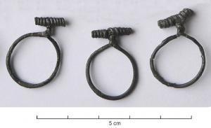 AGR-4001 - Annelet ou barbacanebronzeŒillet obtenu à partir d'un fil de fer enroulé sur lui-même pour former un cercle refermé par une torsade des extrémités.