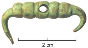 AGR-5016 - Agrafe à double crochet bouletée type 4.DbronzeAgrafe à double crochet, caractérisée par un corps marqué de trois à sept renflements, prolongé de chaque côté par deux extrémités effilées et ramenées vers l'intérieur. Une perforation centrale optionnelle permettait d'articuler deux de ces objets à l'aide d'une chaînette.