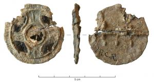 AGR-6003 - Agrafe composite circulaire type 6.B.1plomb, étainBroche circulaire, composée d'une plaque moulée avec, dans une bordure guillochée, une croix autour d'un cercle; dans les écoinçons et au centre, plaquettes de verre brun collées au mortier; au revers, aiguille de fer fixée dans une cannelure transversale par des bélières.