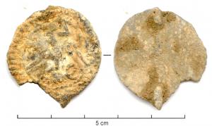 AGR-6007 - Agrafe circulaire ?plomb, étainMédaillon circulaire figurant saint Georges tuant le dragon, dans une bordure guillochée de traits obliques.