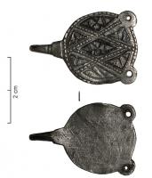 AGR-6018 - Crochet vestimentaireargentCrochet en tôle, constitué d'une plaque circulaire, pourvue d'un côté de deux œillets perforés et de l'autre d'un crochet recourbé vers l'arrière, avec un décor curviligne, incisé et/ou niellé.