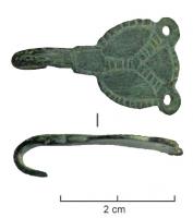 AGR-6019 - Crochet vestimentairebronzeCrochet en tôle, constitué d'une plaque circulaire, pourvue d'un côté de deux œillets perforés et de l'autre d'un crochet recourbé vers l'arrière, avec un décor curviligne incisé.