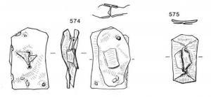 AGV-8001 - Rivet de réparation en tôlebronzeTPQ : 1450 - TAQ : 1625Rivet formé à partir d'une tôle losangique ou hexagonale dont deux angles opposés ont été rabattus l'un contre l'autre et leurs pointes repliées vers l'extérieur.