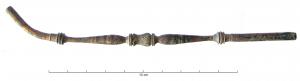 AIC-4003 - Porte-aiguille chirurgicale doublebronzeInstrument très soigné, au corps entièrement couvert d'incisions et d'incrustations de fils d'argent : corps organisé en deux parties symétriques en balustres, séparées par une moulure ornée de feuilles d'acanthe ; de chaque côté, long tube creux (porte-aiguille).