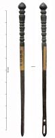 AIG-4022 - AiguillebronzeTPQ : 1 - TAQ : 400Outil rectiligne comportant à une extrémité, légèrement aplatie, un chas allongé surmontant un trou rond, et de l'autre côté, une série de moulures terminées par un bulbe. Cette extrémité joue le rôle de préhension.