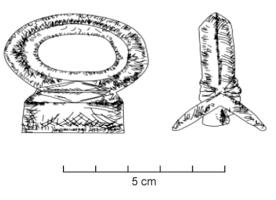 AJG-3012 - Anneau de joug de type KappelbronzeCe type d'anneau, à ouverture circulaire étroire ou réniforme, est de section losangique épaisse, avec un décor de filets ou de moulures qui ne se rejoignent pas à la base de l'anneau; la plaque de fixation, en U, comporte de chaque côté un décor en triangle, caractéristique de cette variante.