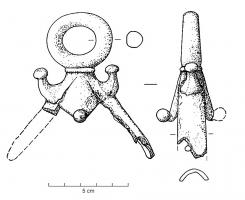 AJG-4003 - Anneau de joug à capuchonbronzeAnneau sommital de joug en bronze, venant coiffer le sommet d'une des deux coiffes d'encolure ; l'objet comporte un anneau monté sur une plaque épousant cette arête du joug, avec différents dispositifs à la base ainsi qu'au sommet de l'anneau (moulres, etc).