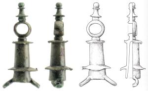 AJG-4008 - Anneau de jougbronzeAnneau de joug en fonte creuse, comportant un anneau posé sur une collerette, elle-même surmontant une partie cylindrique, évasée vers le bas, posée sur un tube accosté de deux anneaux pour la fixation sur le support en bois.