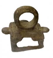 AJG-4046 - Anneau de jougbronzeAnneau de section robuste, monté sur une plaque carrée avec deux ergots latéraux; en-dessous, système de quatre bélières permettant de fixer l'objet sur 4 sangles, ou 2 sangles croisées.