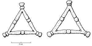AML-3004 - Amulette triangulairebronzeTPQ : -450 - TAQ : -250Amulette composée d'un cadre triangulaire (pouvant comporter des moulures transversales à mi-longueur) boutons moulurés aux angles.