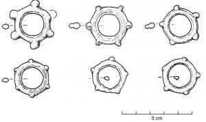 AML-3012 - Anneau bouletébronzeTPQ : -550 - TAQ : -150Anneau bouleté avec seulement 5 ou plus souvent 6 protubérances sur le pourtour.