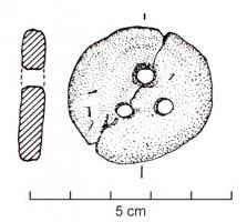 AML-3041 - Amulette à triple perforationterre cuiteTPQ : -475 - TAQ : -300Disque taillé dans l'os crânien ; contour approximativement circulaire, avec trois perforations disposées en triangle.