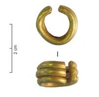 ANO-1045 - Anneau tripleorTPQ : -1150 - TAQ : -750Anneau ouvert, constitué de trois joncs soudés, extrémités rectilignes, sans aménagement; aucun décor sur les joncs.