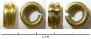 ANO-1046 - Anneau double, pleinor ou bronze plaquéTPQ : -1150 - TAQ : -750Anneau ouvert, constitué de deux joncs soudés, extrémités rectilignes, sans aménagement; aucun décor sur les joncs.