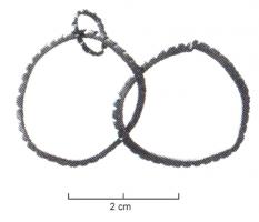 ANO-4018 - Anneaux reliésargentTPQ : -30 - TAQ : 300Anneaux groupés par trois ou davantage, filiformes, sans décor particulier.