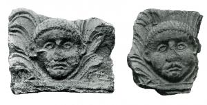 ANT-4005 - Antéfixe : Palmette à 7 branches sur têteterre cuiteTête (d'homme ou de lion) émergeant de palmes, parfois posée sur un globe et surmontant une marque épigraphique.