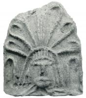 ANT-4011 - Antéfixe : Palmette à 7 branches sur têteterre cuiteAntéfixe moulée, représentant en façade une tête plus ou moins schématisée, d'où émergent les branches simplifiées d'une palmette ; crosses de part et d'autre.