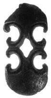 APH-4131 - Applique de harnaisbronzeTPQ : 100 - TAQ : 300Applique symétrique formée de deux peltes adossées par leurs fleurons; rivets de fixation pour cuir au revers.