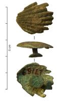 APH-4158 - Applique de harnaisbronzeTPQ : 150 - TAQ : 300Applique en forme de coquillage, avec au revers un bouton coulé pour fixation sur cuir.